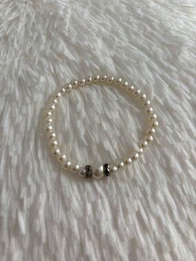 Classic Pearl Stretch Bracelet with Silver Accents - White